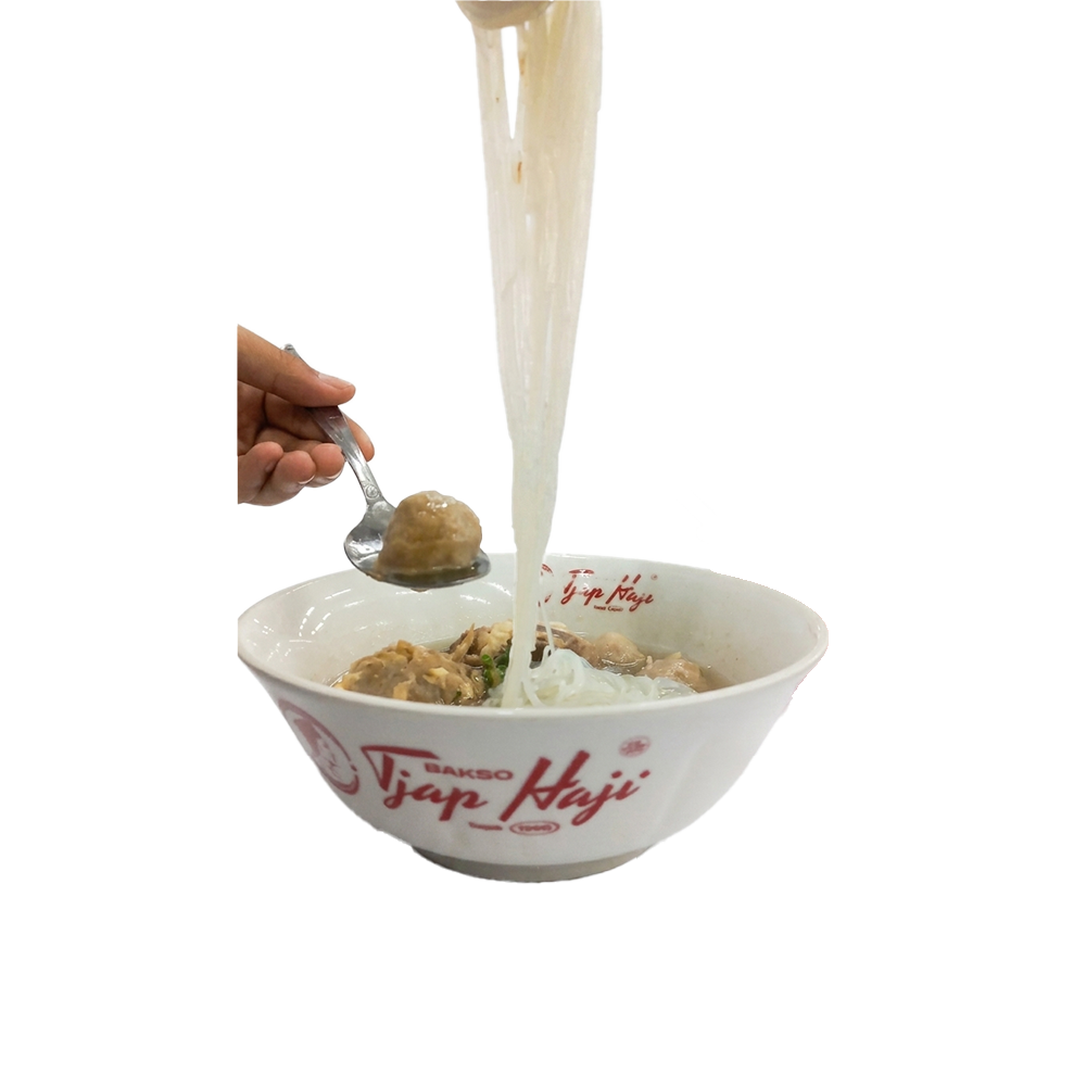 Semangkuk bakso Tjap Haji dengan mie yang diangkat tinggi